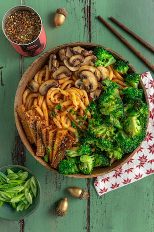 Udon Nudel Bowl mit Brokkoli, Champignons und Tofu 