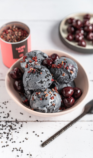 Schwarzes Sesam Eis mit Kirschen 