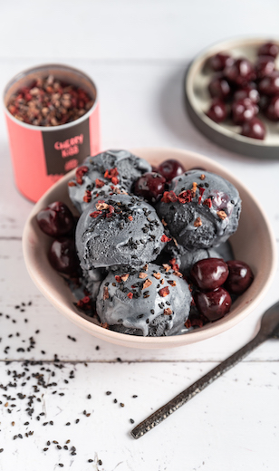 Schwarzes Sesam Eis mit Kirschen gewürzt mit dem Cherry Kiss