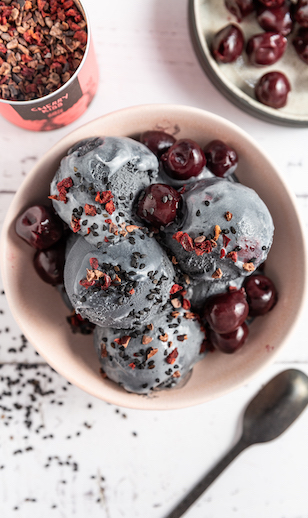 Schwarzes Sesam Eis mit Kirschen 