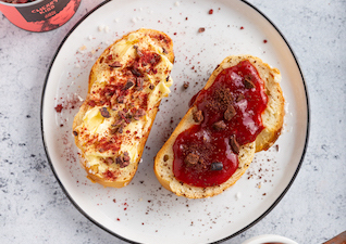 Süße Stulle mit Kirsch Marmelade und Schokolade 