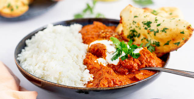 Chicken Tikka Masala mit Reis und Naan Brot 