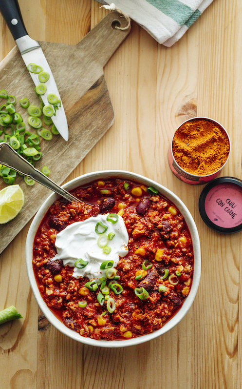 Chili Con Carne mit Creme Fraiche und frischen Kräutern