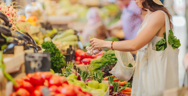 Wochenmarkt Einkauf von frischem Gemüse und Obst 