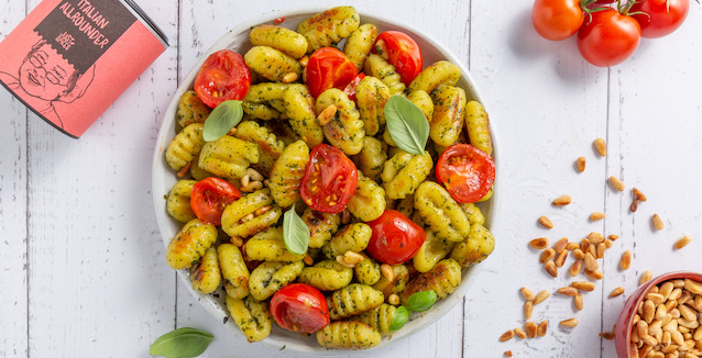 Gnocchi mit grünem Pesto und Tomaten und Basilikum gewürzt mit dem Italian Gewürz 