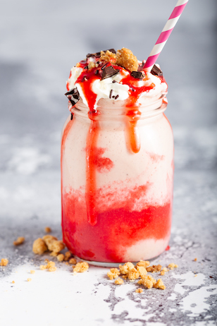 Erdbeere Rhabarber Shake mit Sahne