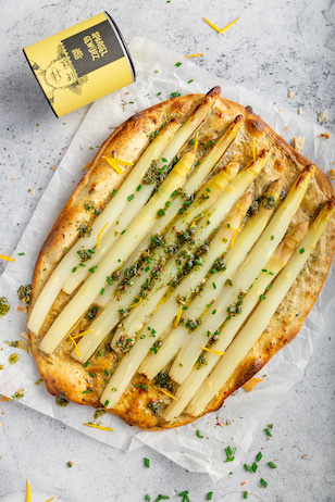 Weißer Spargel Flammkuchen mit Knoblauch Öl 
