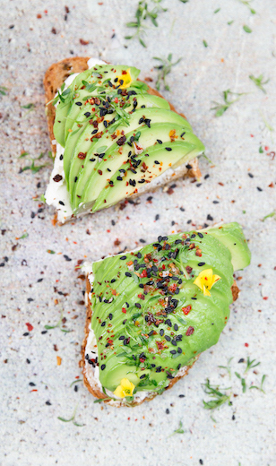 Avocado Brot mit Avocado Topping und frischen Kräutern