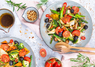 Bunte Gemüsepfanne mit Fenchel und Pinienkernen 