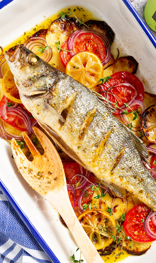 Wolfsbarsch in Auflaufform mit Tomaten und Zitronen