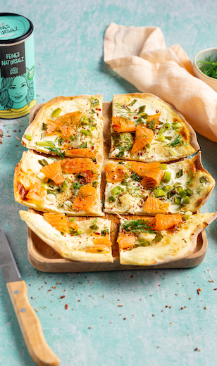 Lachs Lauch Flammkuchen mit feinem Natursalz