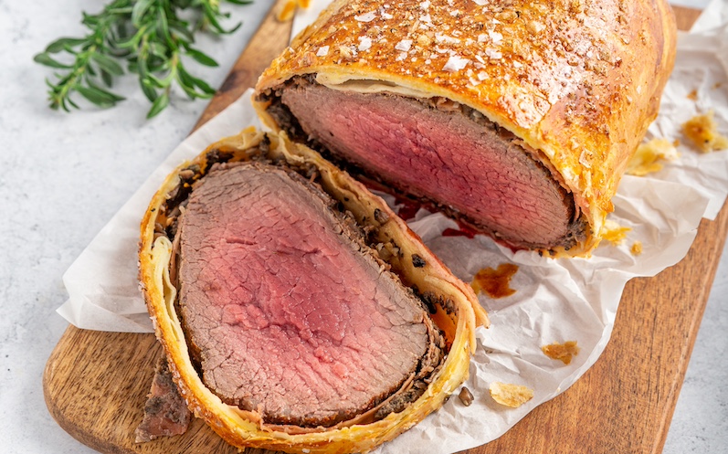 aufgeschnittenes-beef-wellington-auf-einem-brett