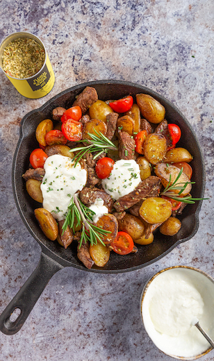 Kartoffel Steak Pfanne mit Tomaten, Dip und gewürzt mit dem Fleisch und Braten Gewürz