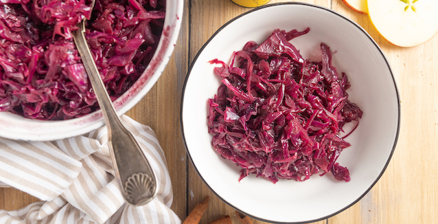 Apfel Rotkohl in weißer Schüssel