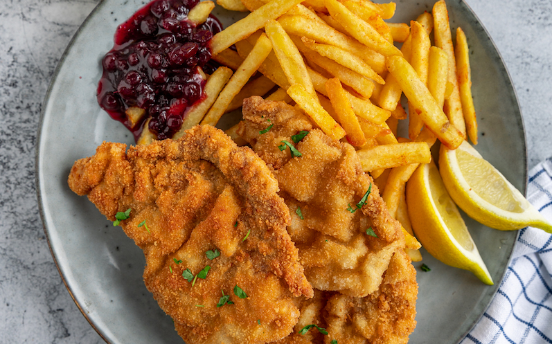 paniertes-wiener-schnitzel-mit-zitrone-preiselbeeren-und-pommes