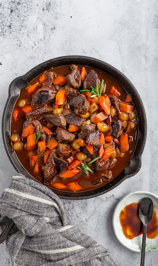 Fleischragout mit Karotten, Silberzwiebeln und Rosmarin