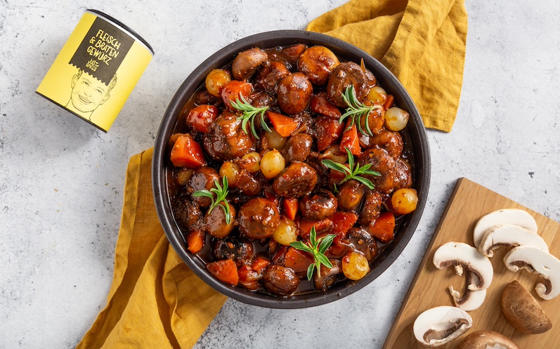 veganes-pilzragout-mit-kartoffeln-und-rosmarin-in-einer-pfanne