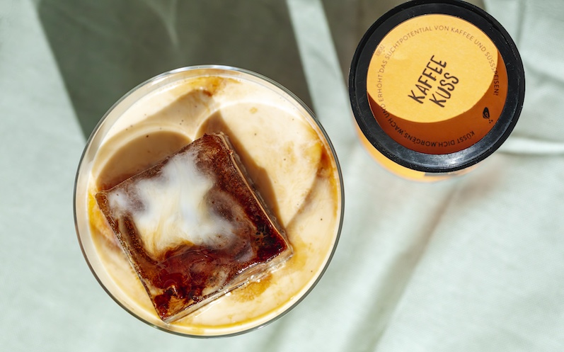 frozen-coffee-im-glas-mit-dem-kaffe-gewuerz-kaffeekuss