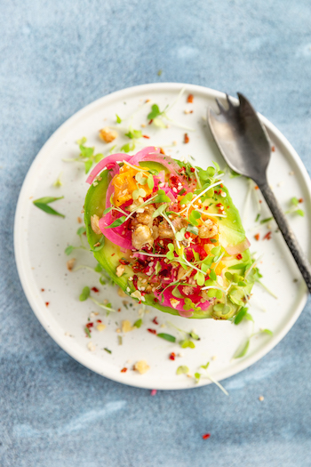 Gefüllte Avocado mit Kichererbsen 