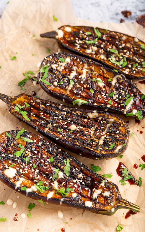 Gegrillte Aubergine mit Tahin und Petersilie 