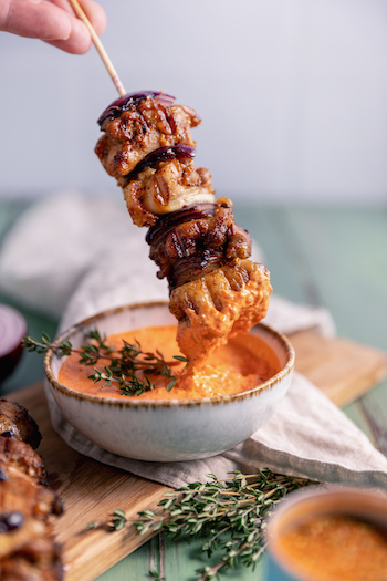 Gegrillte Hähnchenspieße mit Zwiebeln 