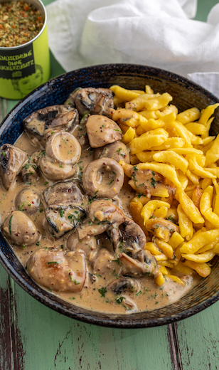 Pilze mit Spätzle gewürzt mit Kräutern 