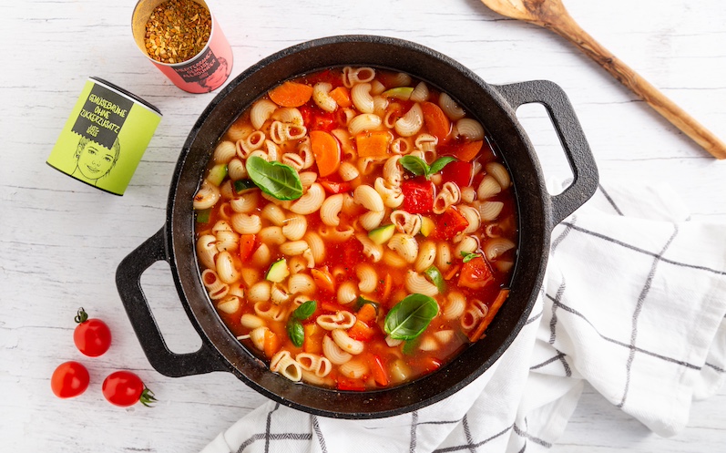 mediterrane-gemuesesuppe-im-topf 