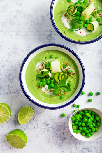 Grüne Gazpacho mit Erbsen und Zucchini 
