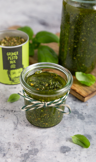 Grünes Pesto mit Parmesan gewürzt mit Gewürz für grünes Pesto 