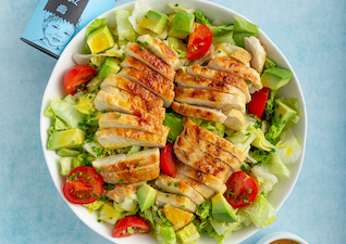 Grüner Salat mit Hähnchen und Tomaten 