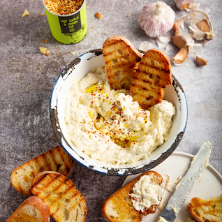 Knoblauchdip mit Brot Chips 