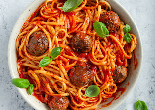 Spaghetti in Tomatensoße mit Häckbällchen und frischem Basilikum