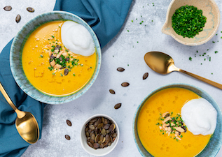 Kürbissuppe mit Kürbiskernen und Milchschaum 
