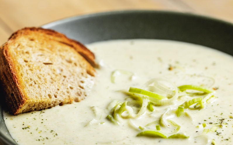 kartoffel-lauch-suppe-im-weissen-topf