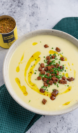 Kartoffelsuppe mit Brotcroutons und Schnittlauch getoppt