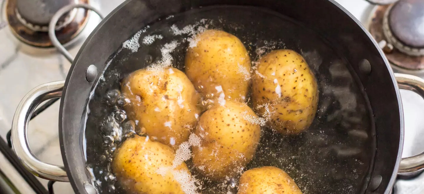 Kartoffeln kochen im Topf