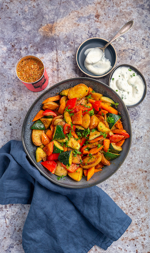 gemuesepfanne-mit-paprika-zucchini-kartoffeln-mediterranen-kraeutern-und-einem-joghurt-dip