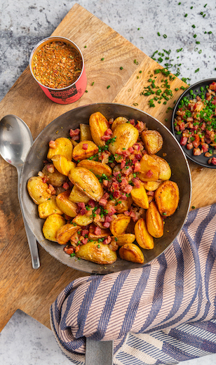 Klassische Bratkartoffel mit Speck verfeinert mit Petersilie 