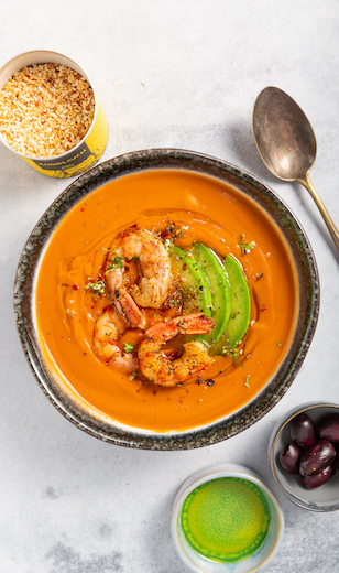 Salmorejo getoppt mit Knoblauch Garnelen und Avocado