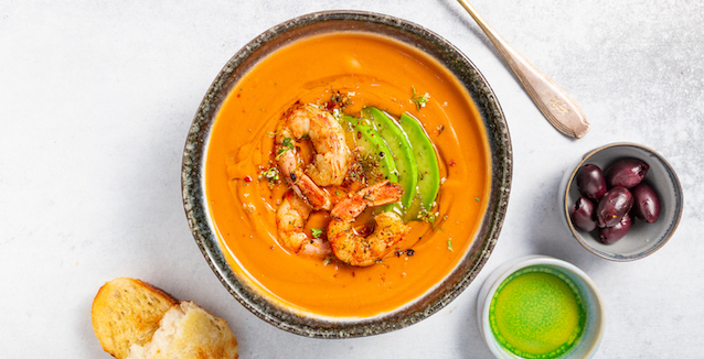 Spanische Salmorejo mit Knoblauchgarnelen und Avocado getoppt