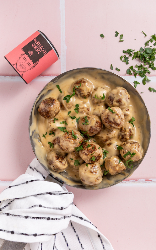 Schwedische Köttbullar in cremiger Sauce mit frischer Petersilie dekoriert