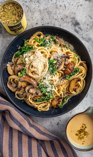 pasta-mit-gruenkohl-und-champignons-mit-parmesan-und-kraeutern-dekoriert