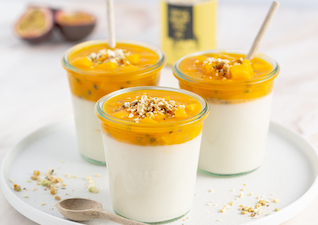 Vegane Kokos Pannacotta mit Passionsfrucht im Glas 