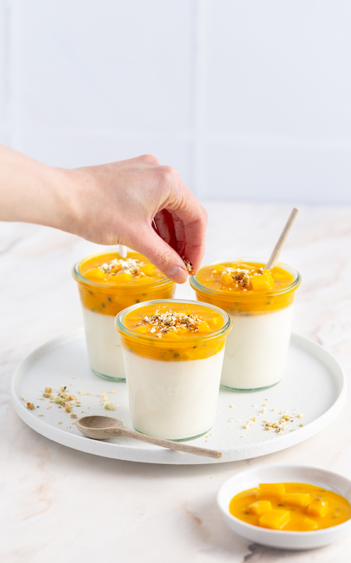 vegane-kokos-panna-cotta-mit-mango-mousse