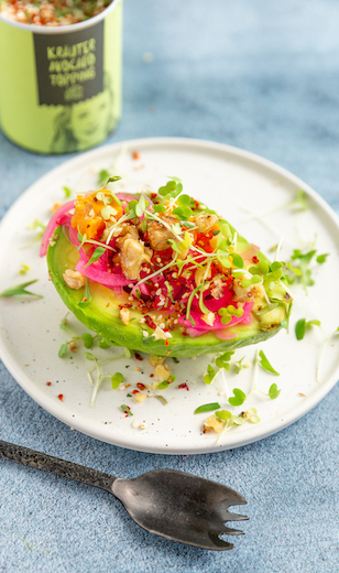 Gefüllte Avocado mit Süßkartoffel, Zwiebel und Tomate 