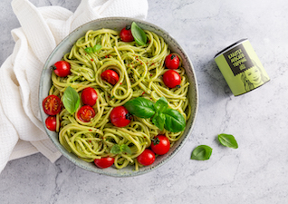 Spaghetti mit Avocado Pesto, Tomaten und Basilikum 