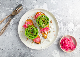 Süßkartoffel Toasts mit Avocadorosen 