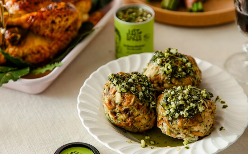 Laugenknödel in Kräuterbutter
