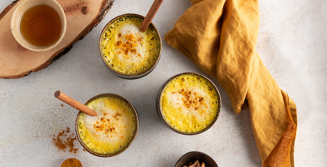 Drei Becher goldene Milch mit Kurkuma von Just Spices 