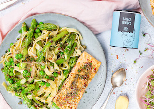 Tagliatelle mit Erbsen, grünen Spargel und Lachs gewürzt mit dem Lachs Gewürz von Just Spices 